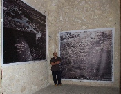 L'artiste entouré, à gauche, ... ; à droite, ...